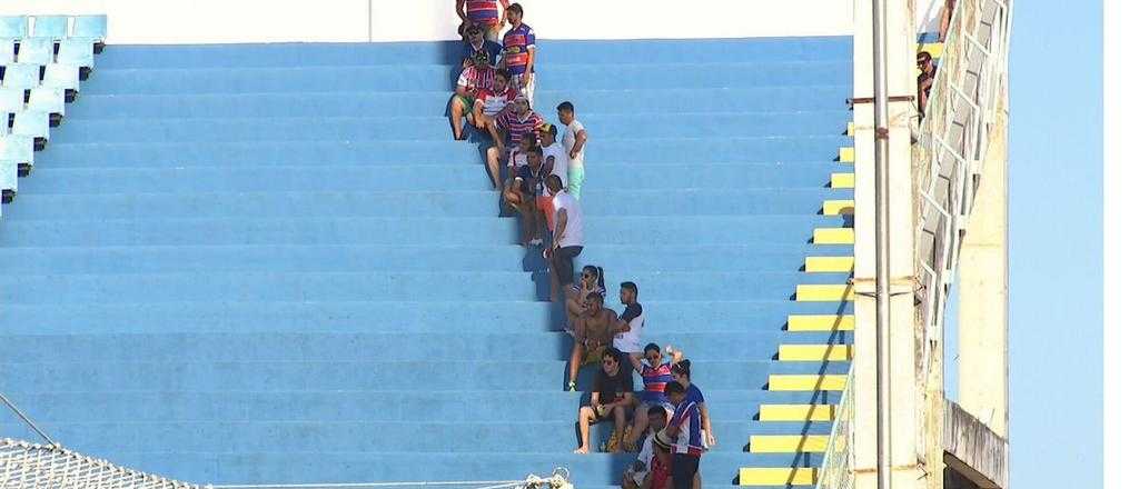 La foto viral de los hinchas cubri&eacute;ndose del calor
