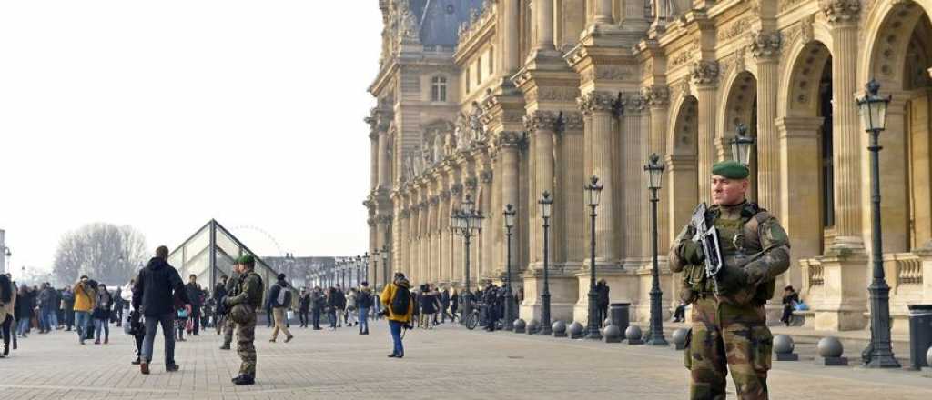 Cerca del Museo del Louvre un militar le disparó a un atacante 
