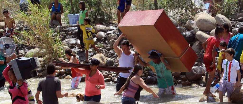 Masivo &eacute;xodo en Venezuela por la crisis