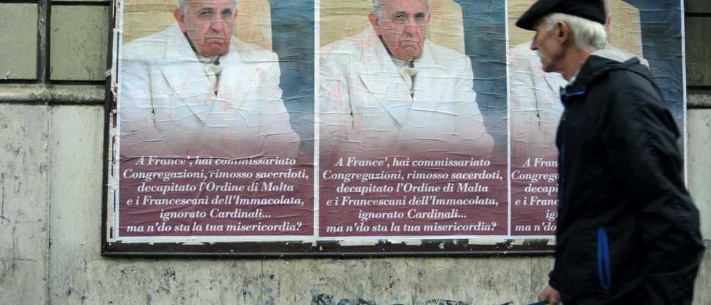 Una campaña a modo de "guerra de guerrillas" para desestabilizar al Papa