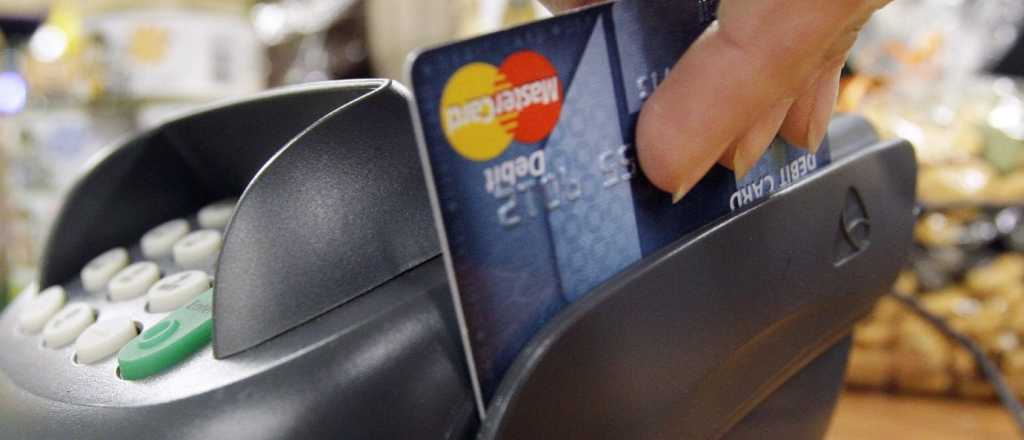Los bancos cobran intereses de hasta 230% con las tarjetas