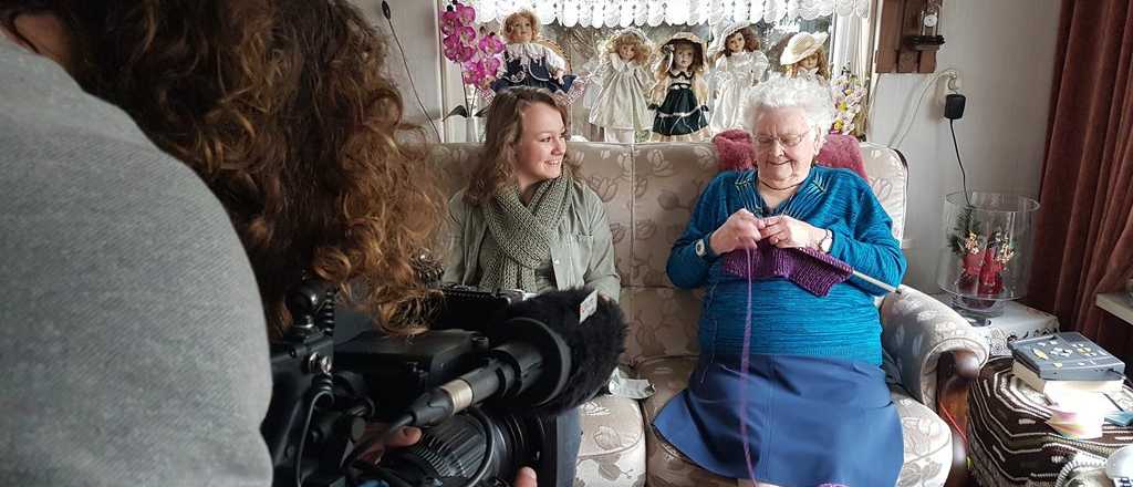 Se enteró que su nieta es bisexual y la sorprendió con un gran regalo