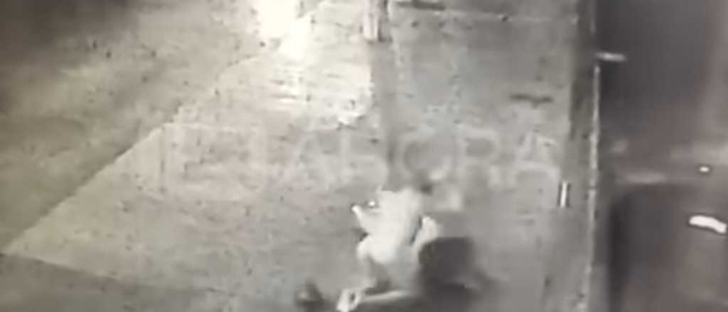 Video: brutal ataque de un hombre desnudo a una mujer en la calle