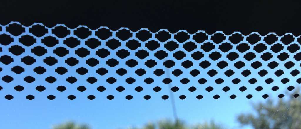 ¿Para qué sirven los puntos negros en el parabrisas de los autos?