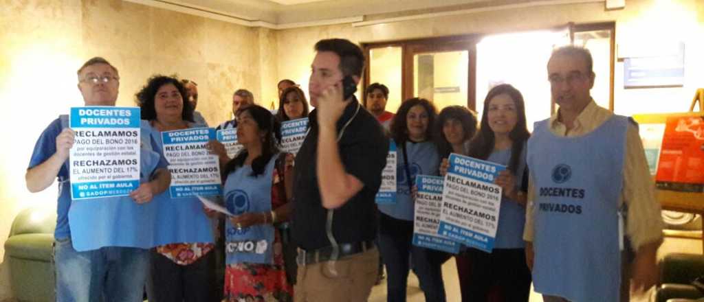 Docentes privados reclamaron en Casa de Gobierno de Mendoza