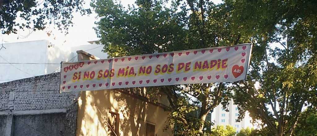 Un polémico cartel de San Valentín apareció en pleno centro mendocino
