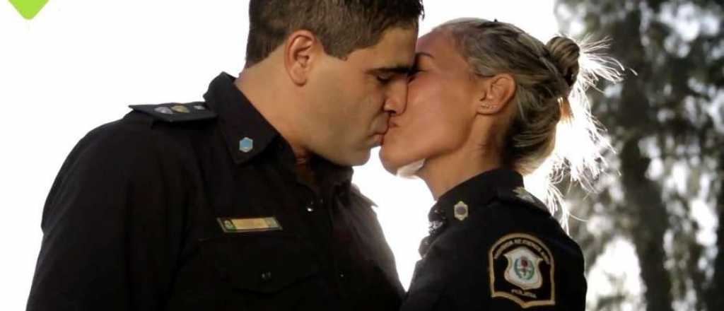 Los policías bonaerenses se besaron en el Día de los Enamorados
