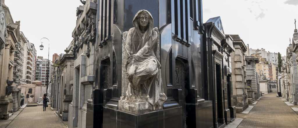 Cementerio de la Recoleta: se subió a una estatua, se cayó y está herido