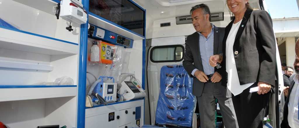 Cornejo entregó 10 ambulancias nuevas en el hospital Carrillo