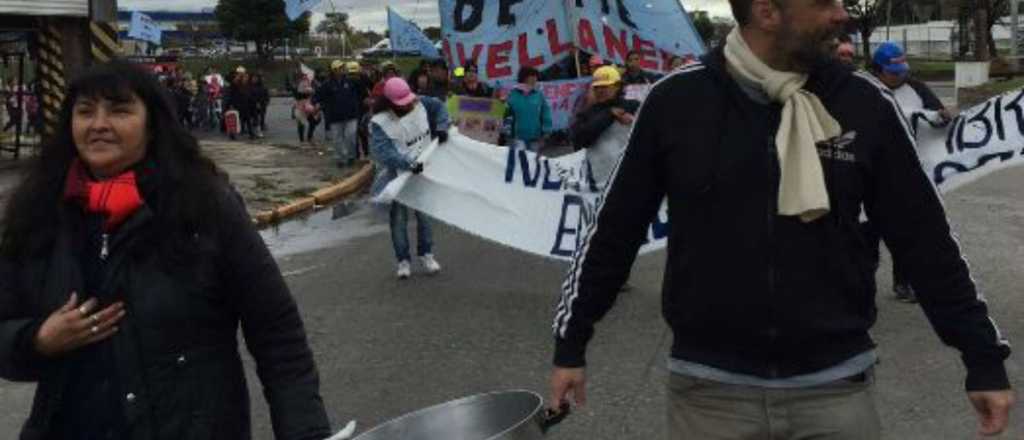 Protestan en Buenos Aires con ollas populares y acampes por baja de planes