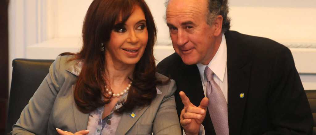 El juez archivó la causa por las escuchas entre CFK y Parrilli