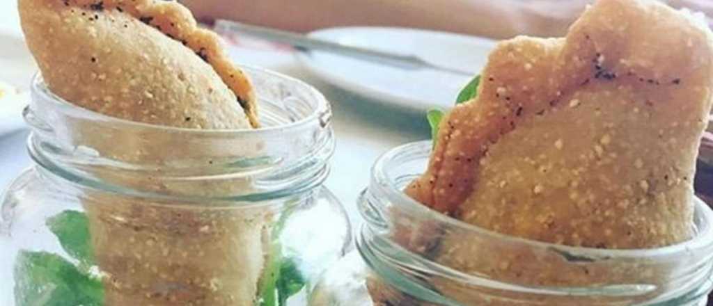 Un restor&aacute;n se quiso pasar de original sirviendo empanadas en frasco