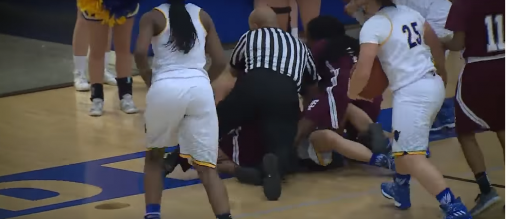Durísima pelea de chicas en un partido de básquet femenino