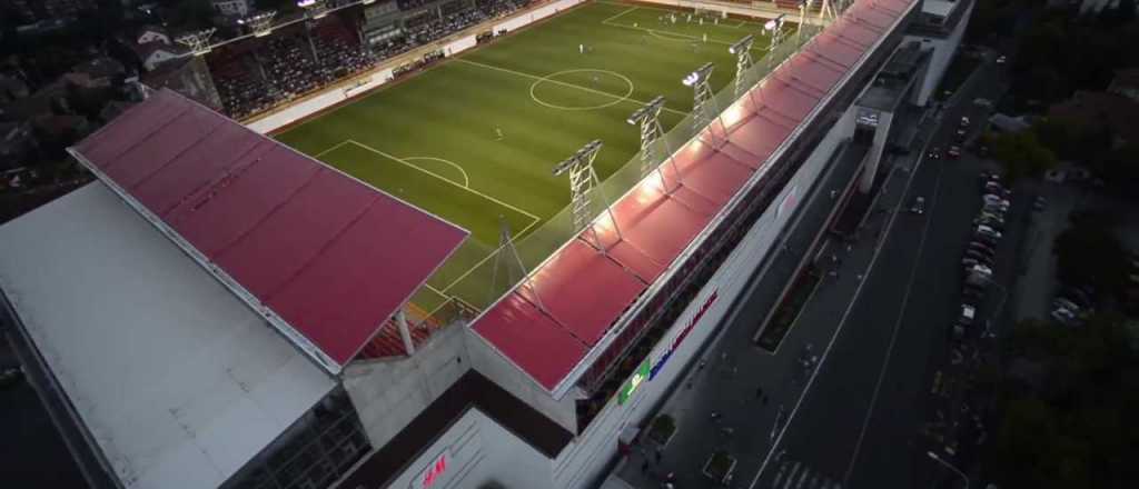 Un shopping serbio tiene un estadio de fútbol en el techo