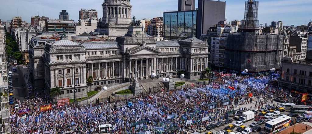 Multitudinaria marcha de maestros en Buenos Aires