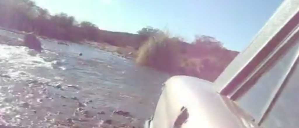 Video: cruzando el arroyo El Yaucha en un Ford Falcon