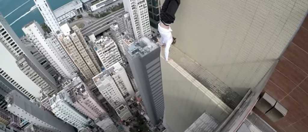 Viral: un ciclista haciendo piruetas con su bicicleta en una cornisa