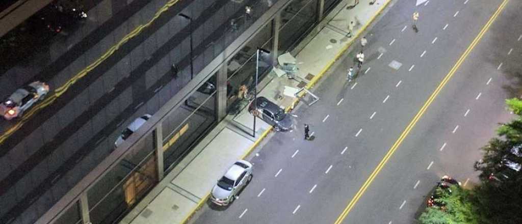 Joven alcoholizado incrustó su auto de lujo en un hotel en Puerto Madero