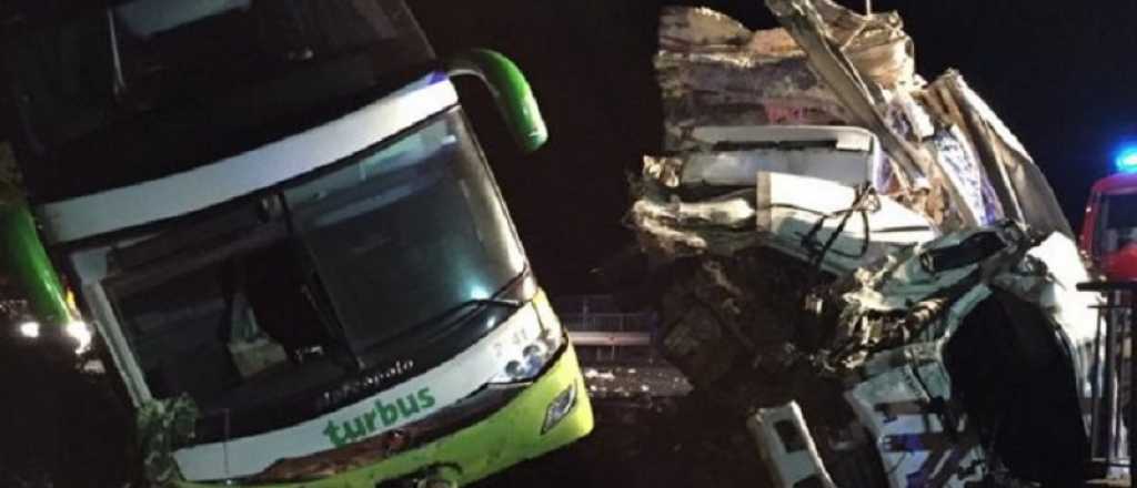 Chocó un colectivo de Turbus en Chile contra un camión
