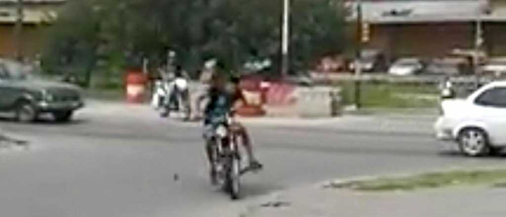 Video: le robaron la moto, le tiró un piedra y la recuperó 