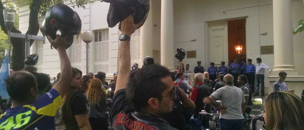 Protesta por el grabado de cascos en Mendoza: "No somos motochorros"