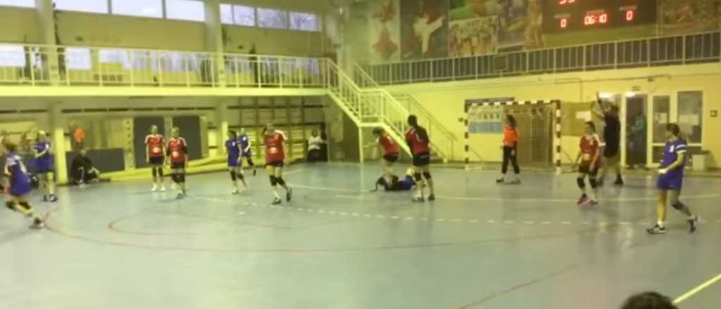 Le pisó la cabeza brutalmente a una rival en un partido de handball