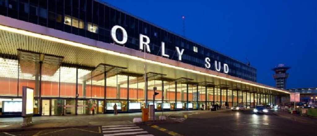 Video del momento en que asesinan al terrorista en el aeropuerto de Orly