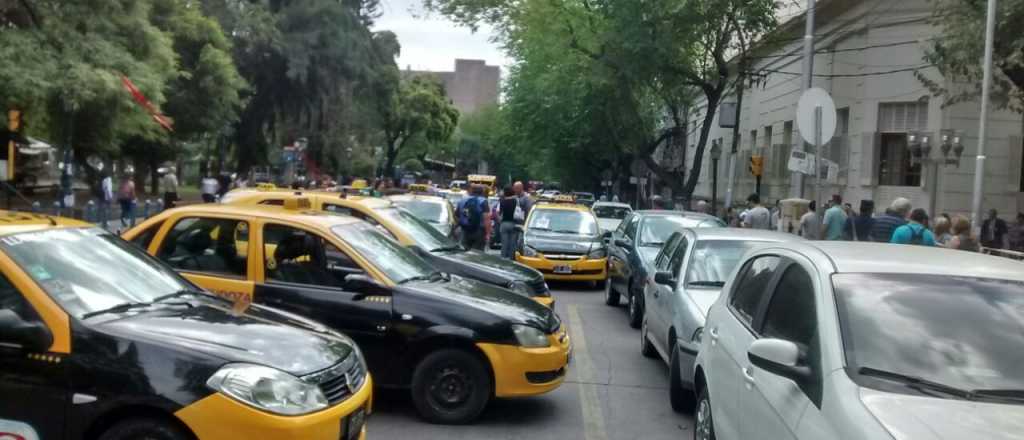 Taxistas cortaron en la ma&ntilde;ana de este martes calle Patricias Mendocinas