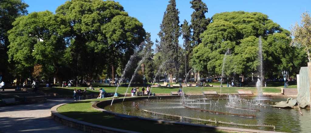 El arco iris que sorprendi&oacute; a los mendocinos en la Plaza Independencia