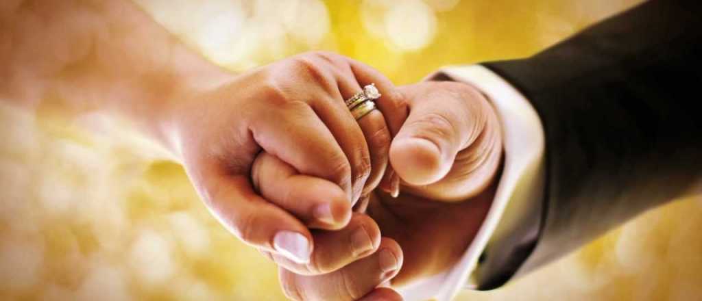 El suegro besó a la novia en plena boda y se armó un escándalo
