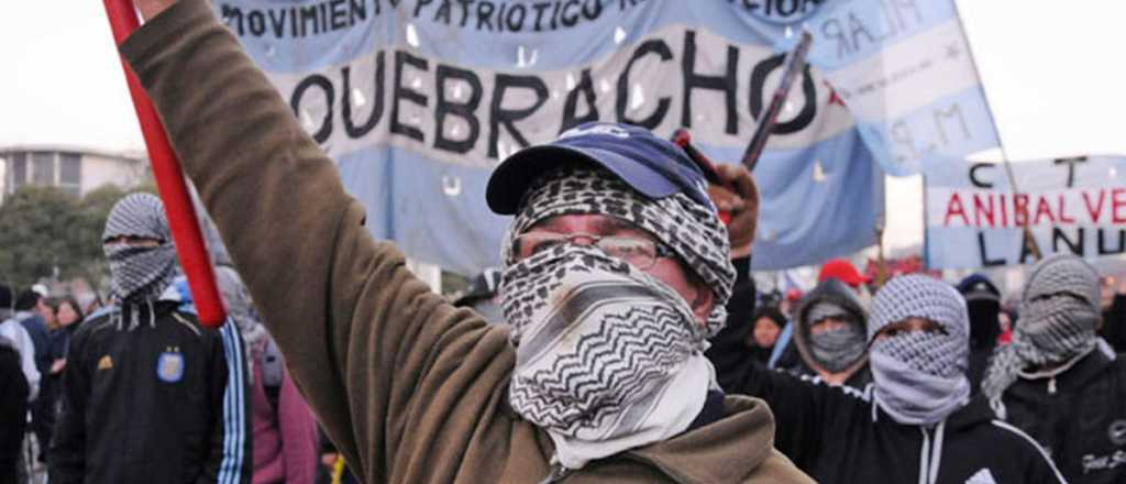 El significado de utilizar capucha en los piquetes