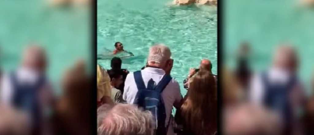 Video: un hombre nadó desnudo en la Fontana di Trevi