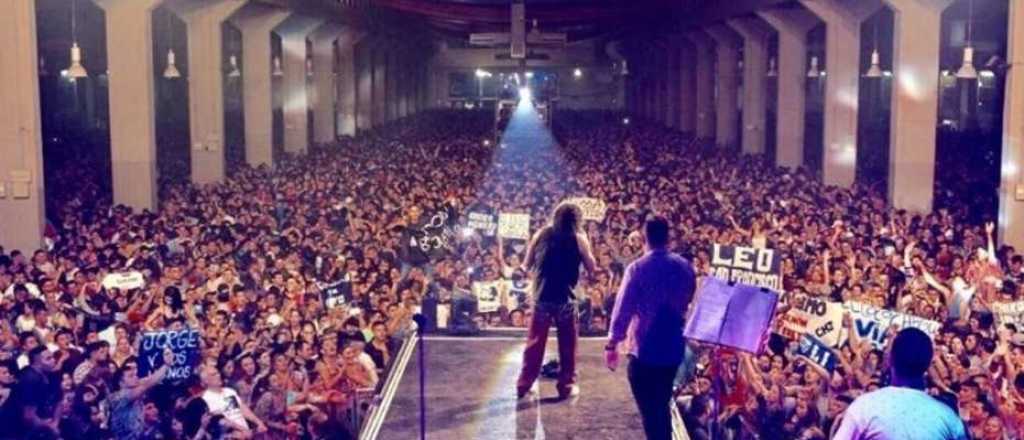 Video: as&iacute; sacaron por la ventana al muerto en el recital de La Mona Jim&eacute;nez
