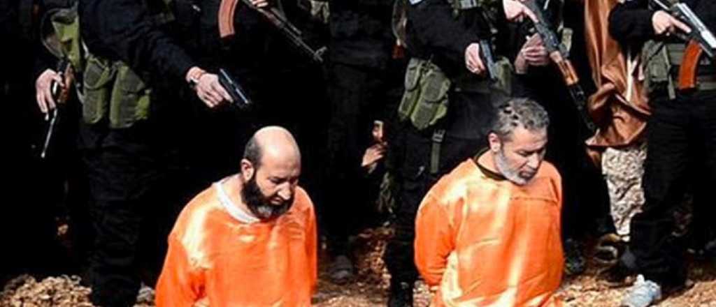 El Estado Islámico ejecuta y crucifica a supuestos espías delante de niños