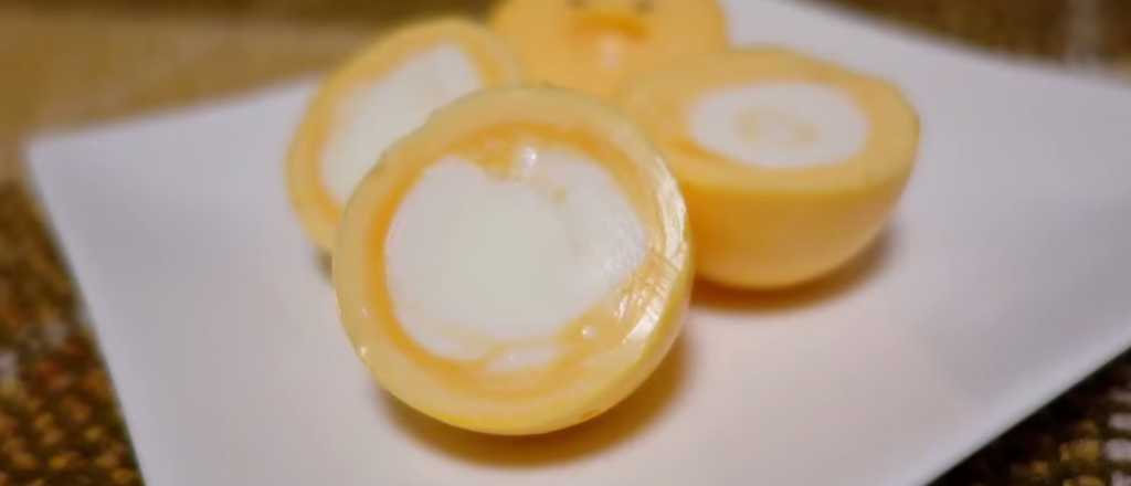 Tras el &eacute;xito de c&oacute;mo pelar un huevo, ahora ense&ntilde;an a invertir yema y clara