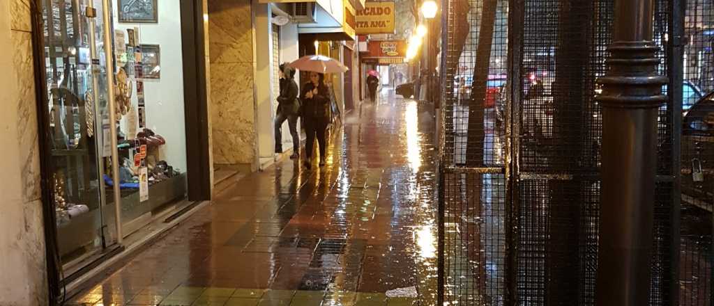 Una fuerte lluvia cayó sobre el Gran Mendoza en la noche de este domingo