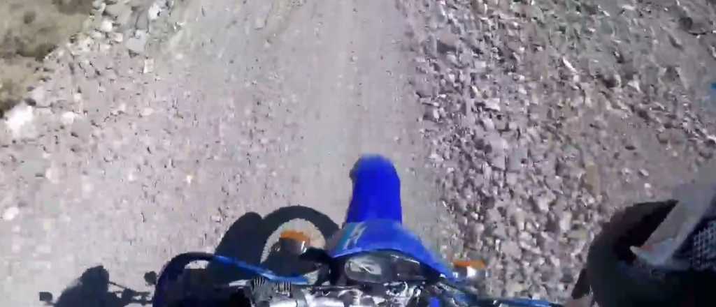 Video: se resbala con su moto haciendo enduro en Mendoza
