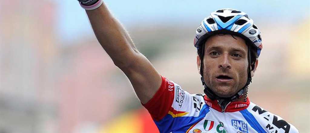 Fue atropellado cuando iba en bicicleta y su loro aún lo espera donde murió