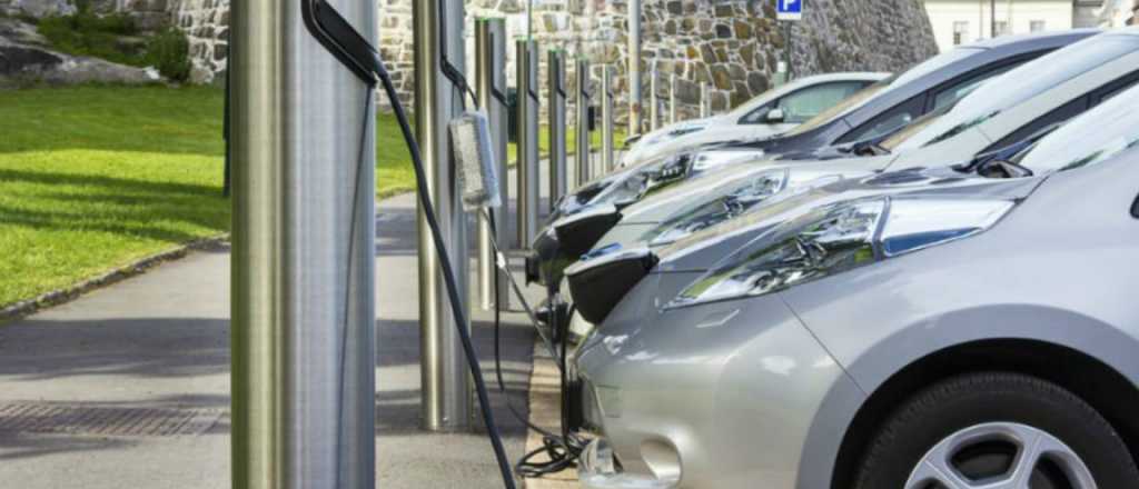 El Gobierno autorizó a importar mil autos eléctricos