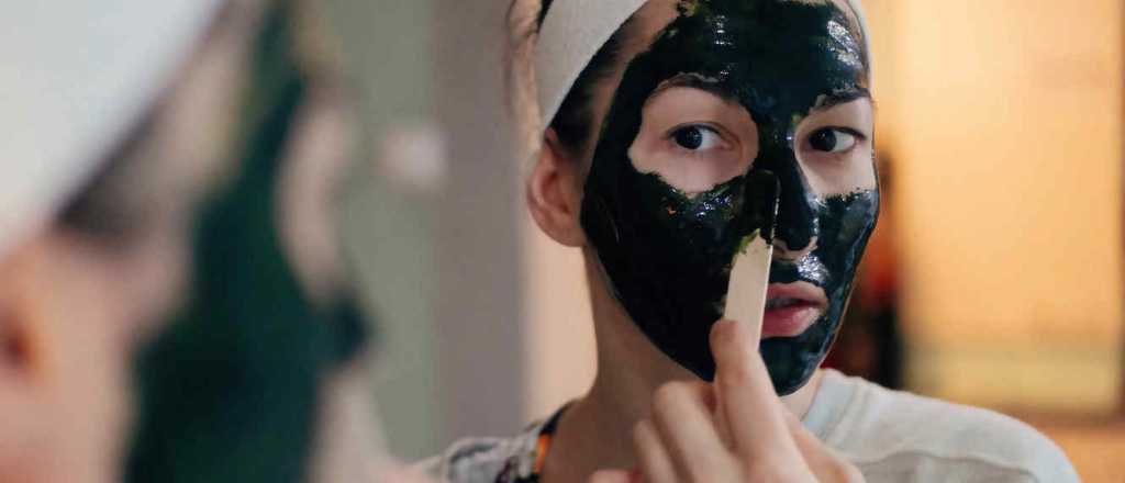 Los peligrosos ingredientes de las famosas mascarrillas negras