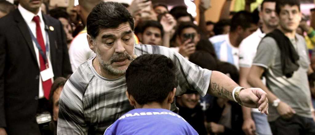 Un nene le hizo una falta a Maradona y lo "fue a buscar"