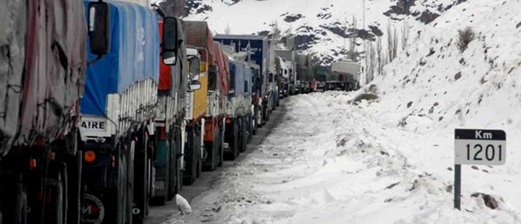 Ya son 900 los camiones varados en Uspallata por el cierre del Paso