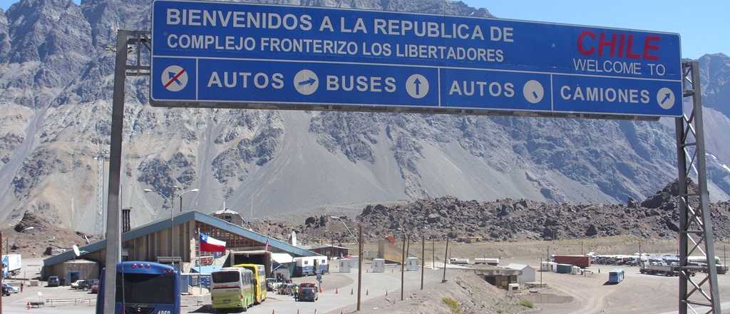 Largas colas de vehículos en Libertadores para cruzar a Chile
