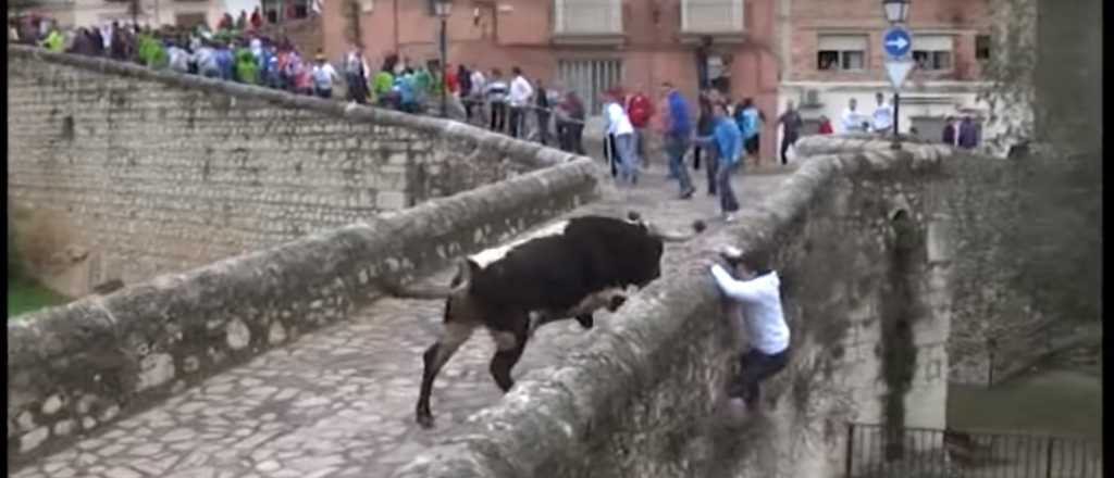 Video: un toro embistió y mató a un hombre durante un encierro