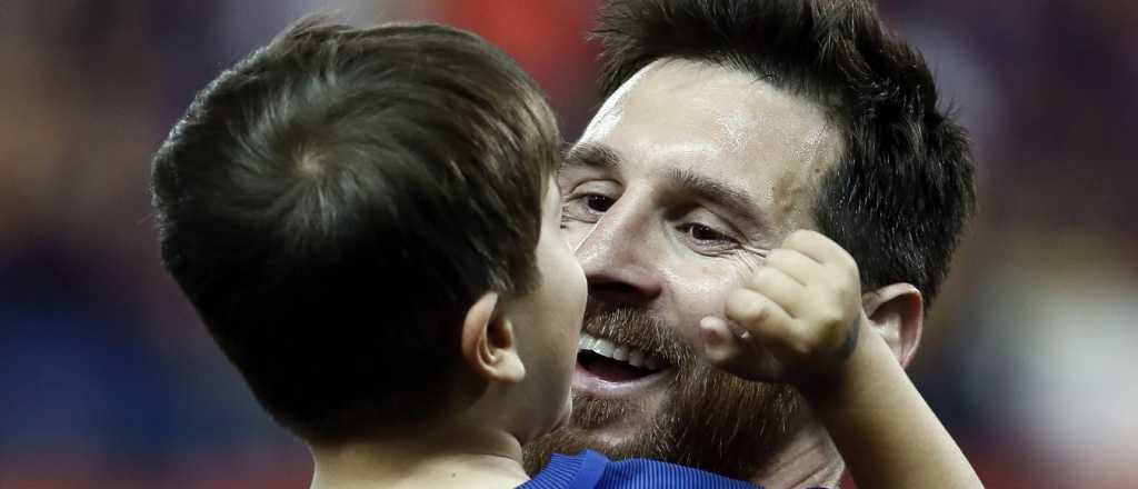 Video: así juegan Messi y sus hijos en una cancha armada en el living 