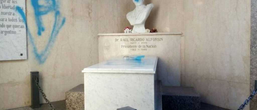 Profanaron la tumba de Raúl Alfonsín