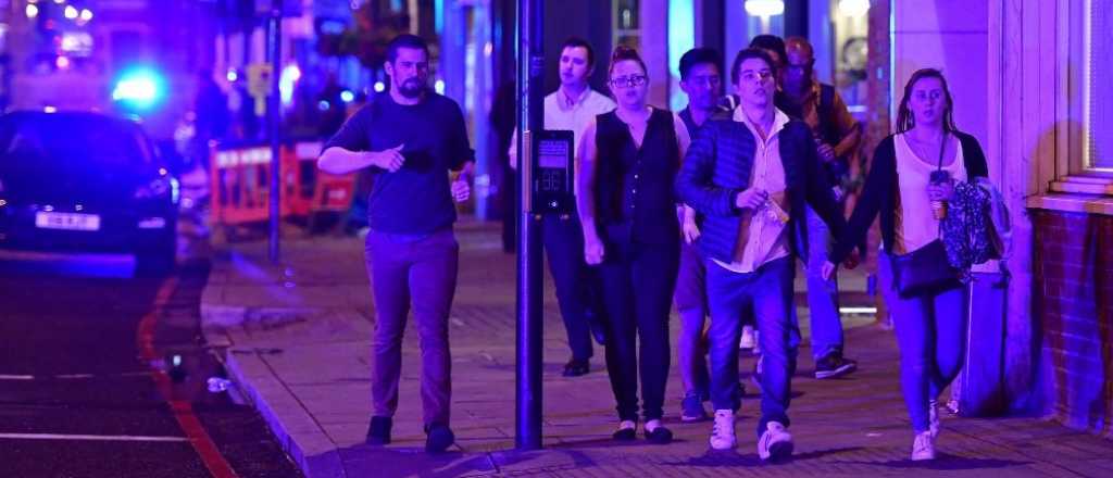 Londres: foto de un sospechoso con latas adheridas a su cuerpo