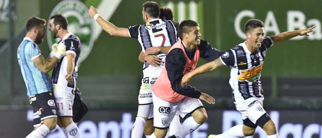 Un defensor de Pac&iacute;fico us&oacute; una aguja para pinchar a sus rivales