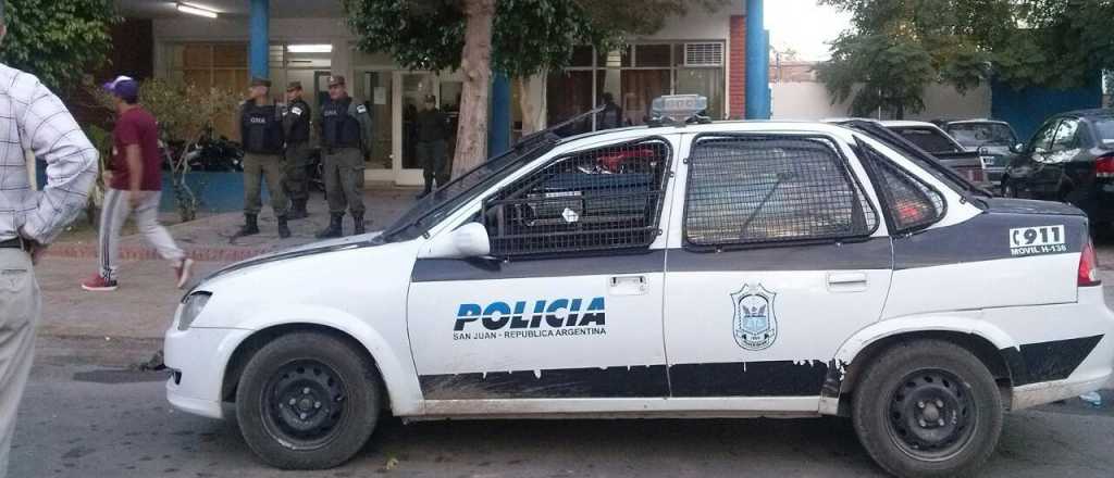 Dos j&oacute;venes ten&iacute;an sexo en el auto, los abord&oacute; la polic&iacute;a y les apedrearon el m&oacute;vil