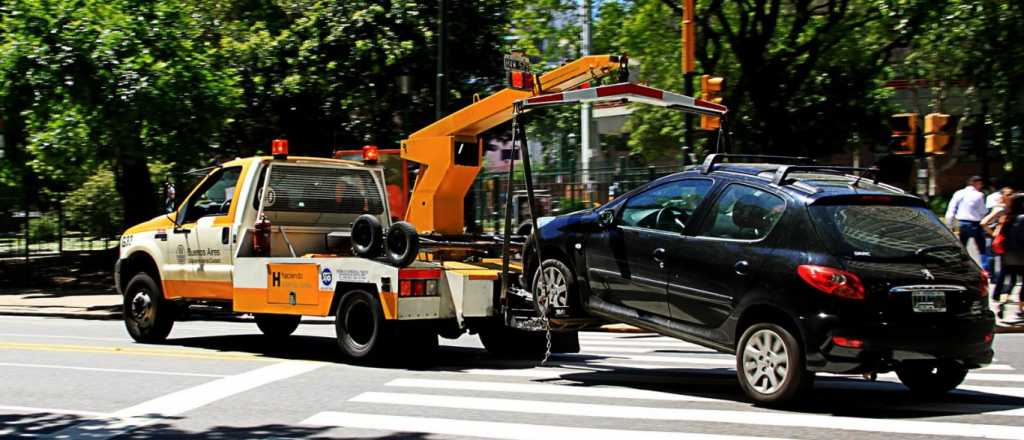 Una grúa se llevó un auto con un nene adentro